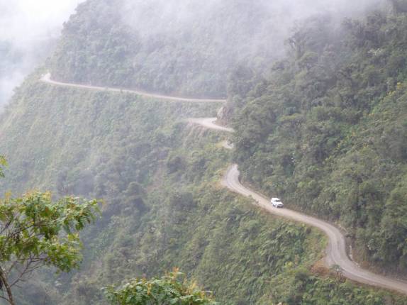Carretera de la Muerte, que deesce os Andes em direção à cidade de Coroico, na Bolívia